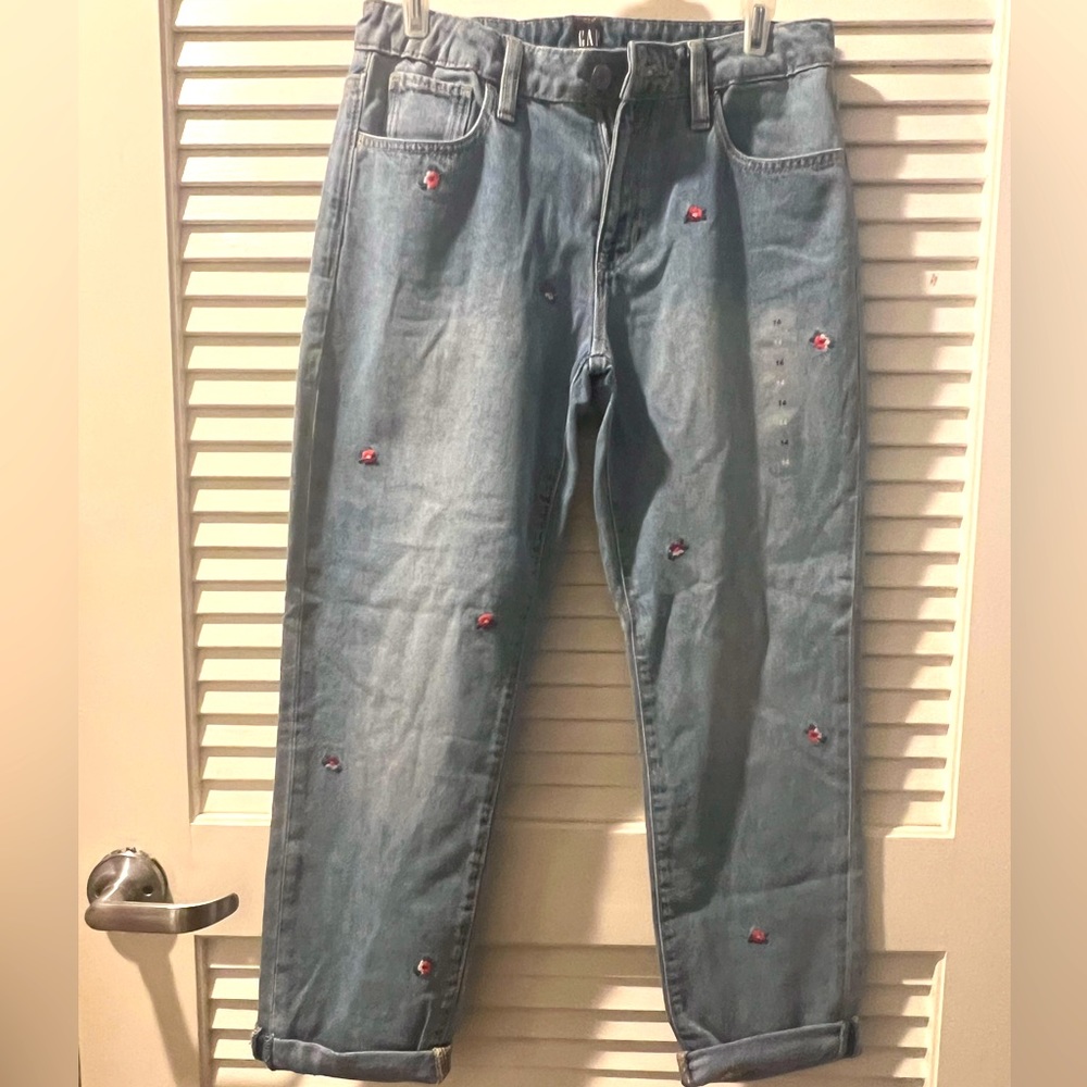 NWT Gap Girlfriend flower embroidered jeans